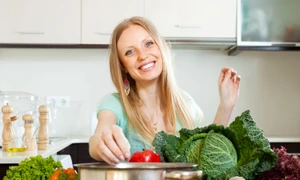 femeie care gateste jpg