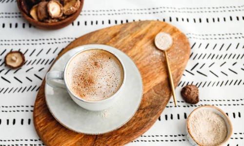 Cafea cu pulbere de ciuperci medicinale  Sursa foto shutterstock 1453768808 jpg