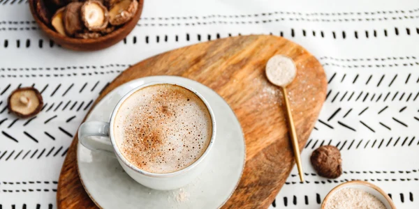 Cafea cu pulbere de ciuperci medicinale  Sursa foto shutterstock 1453768808 jpg