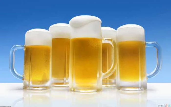 Berea la sticlă îşi păstrează mai bine aromele şi savoarea, în timp ce berea la draft, pentru că este adusă la pahar sau la halbă, îşi pierde din arome mult mai rapid. FOTO Shutterstock