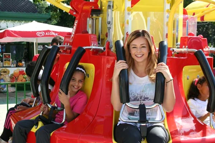 
     Ioana Petric, alături de unul dintre copilaşii de la Centru de zi ''Casa din tei'' Foto: Prima TV  