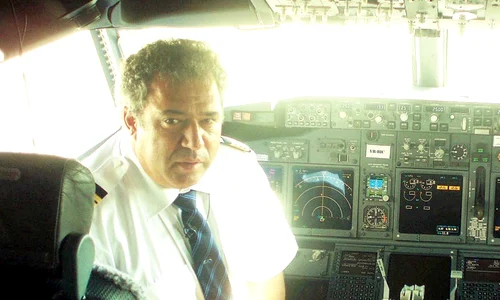 † Adrian Iovan aşa  cum se simţea el  cel mai bine: în  cabina avionului jpeg