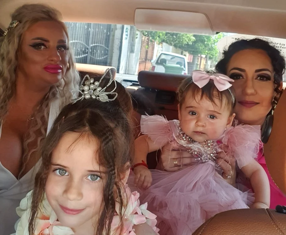 
    Sânziana Buruiană și cele două fiice, în drum spre bisericăfoto: arhivă personală  