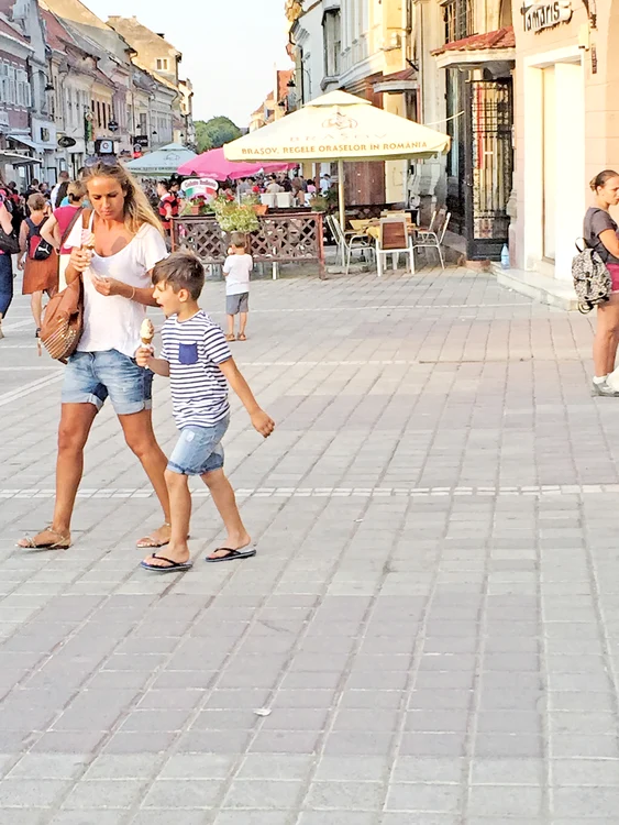 
    Diana se plimba  miercuri prin  Braşov, alături  de fiul ei, David  