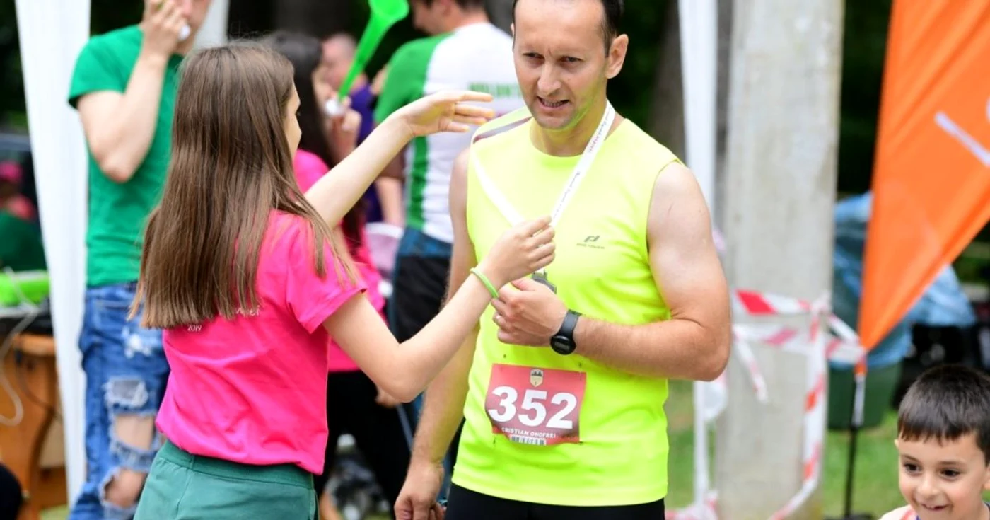 Cristi Onofrei alături de una dintre multele familii pe care le-a ajutat Foto: arhiva personală