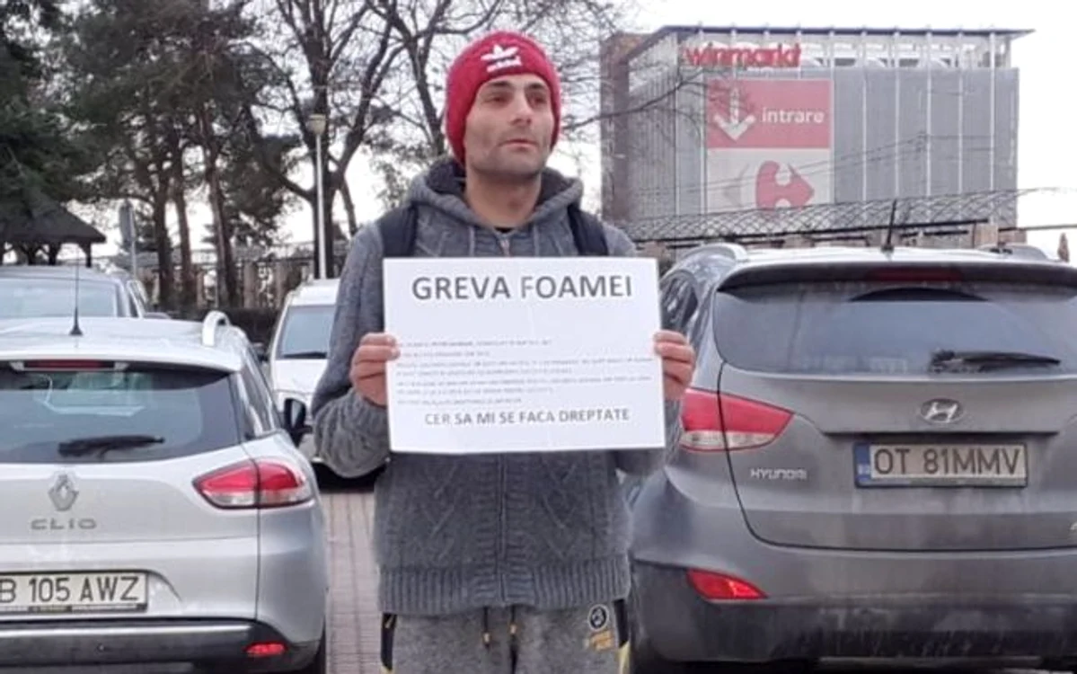 Marian Petre face greva foamei în faţa Prefecturii Olt FOTO Alina Mitran