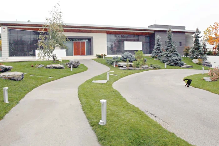 În 2010, vila a fost  scoasă la vânzare pentru  6,5 milioane de euro