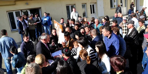 3000 de oameni s-au înghesuit să-şi găsească un loc de muncă la bursa organizată de AJOFM