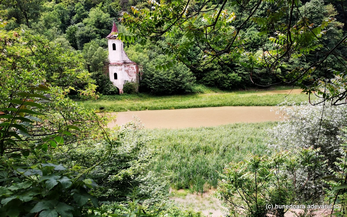 Biserica de la coada lacului Cinciș. Foto: Daniel Guță