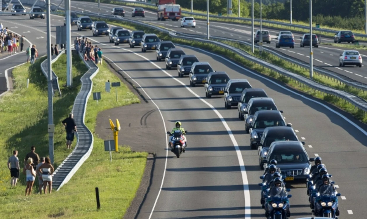 Un convoi a transportat corpurile neînsufleţite de la aeroportul din Eindhoven