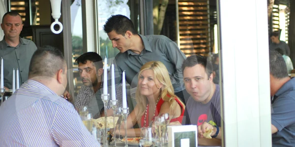 Elena Udrea mânca la Casa di David în timp ce îşi anunţa demisia din PDL/ Foto: Click!