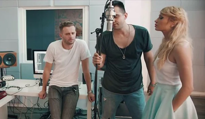 
    Lora (32 de ani), în studio alături de Mihai Gruia (33 de ani) și Sorin Brotnei (34 de ani)foto: captură video  