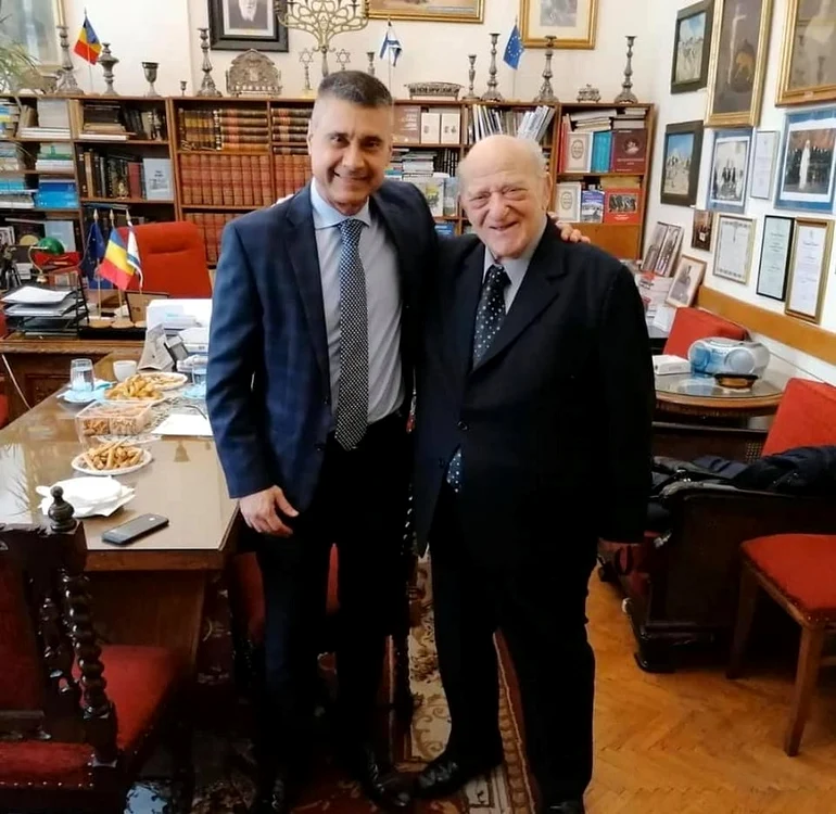 
    Aurel Vainer, alături de ambasadorul Israelului la Bucureşti, David Sarangafoto: Facebook  