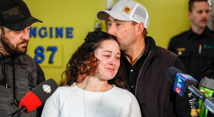 Jamye Erickson a plâns în fața reporterilor. Lângă ea a stat soțul ei, Sean (Foto: Profimedia)