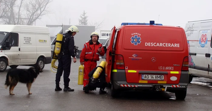 Pompierii au intervenit cu un echipaj de descarcerare pentru a salva victimele