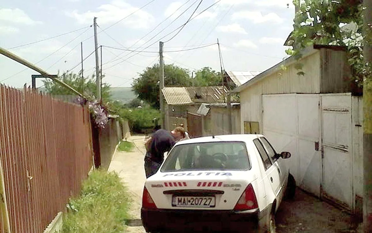 Crima s-a petrecut în casa împrejmuită cu gard roșu