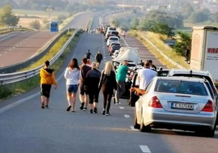 
    Coloana de autovehicule la punctul de frontieră Kulata se întinde pe o lungime de aproximativ 12 kmfoto: forum Grecia  