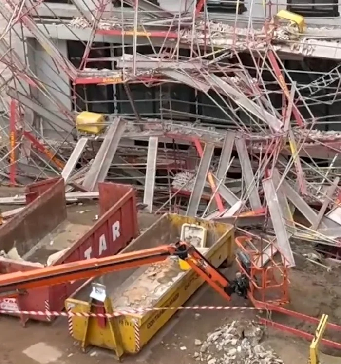Nu s-a stabilit cauza prăbuşirii schelei. Foto: captură video