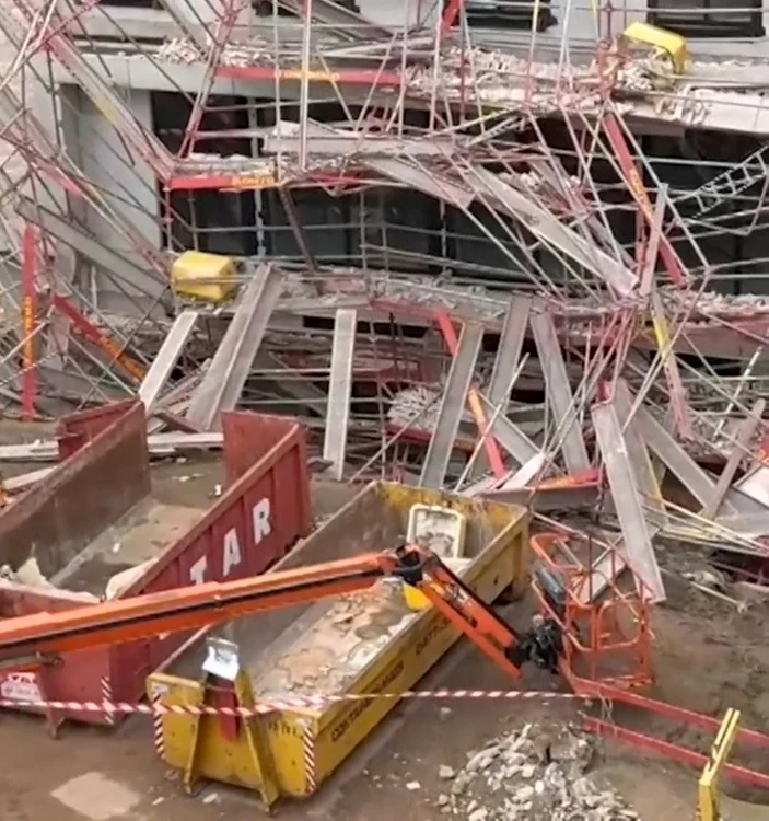 Nu s-a stabilit cauza prăbuşirii schelei. Foto: captură video
