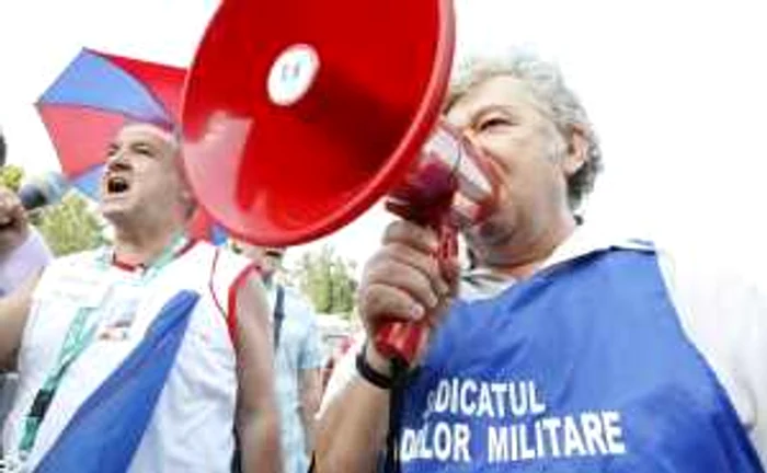 Membrii Sindicatului Cadrelor Militare Disponibilizate la protest (foto: Eduard Enea)