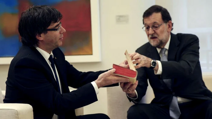 Liderul separatist catalan Carles Puigdemont ;i premierul Spaniei, Mariano Rajoy