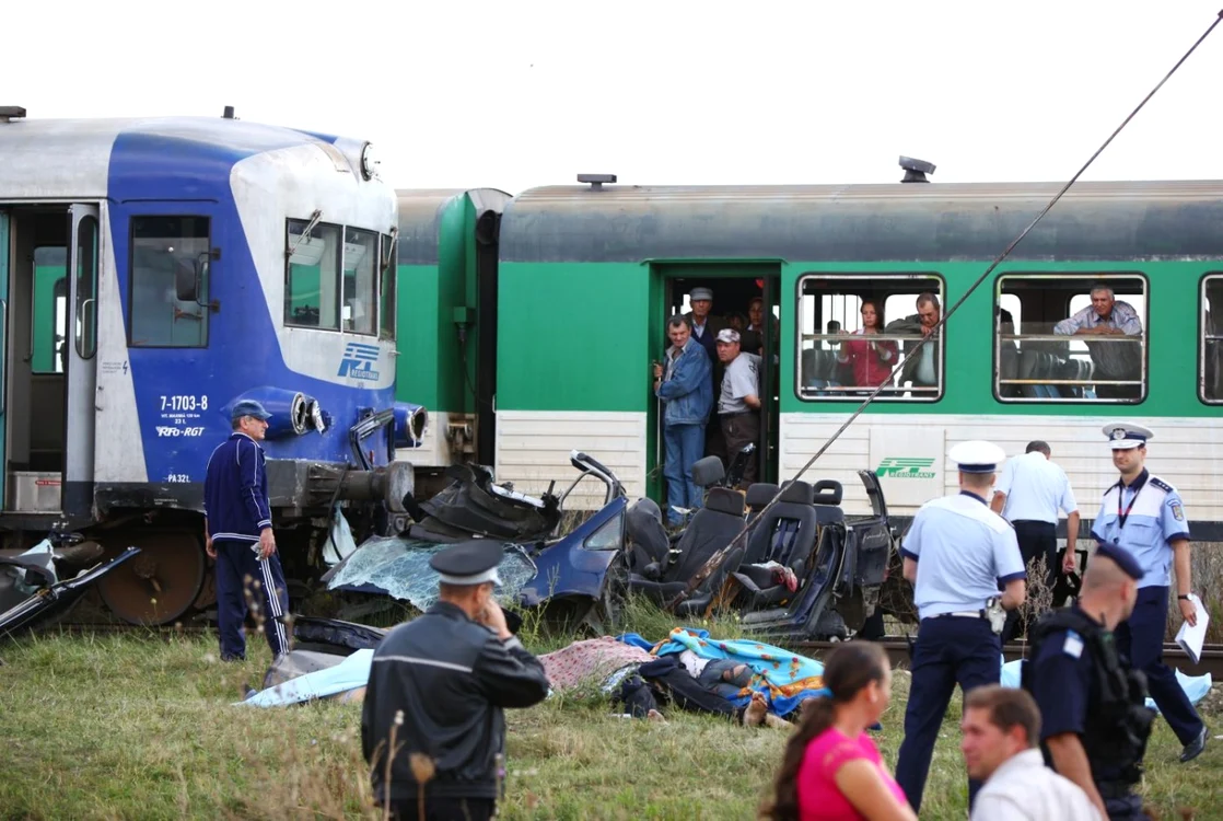 Accident grav la Iaşi. Nouă oameni au murit după ce o maşină a fost spulberată de tren FOTO Mediafax
