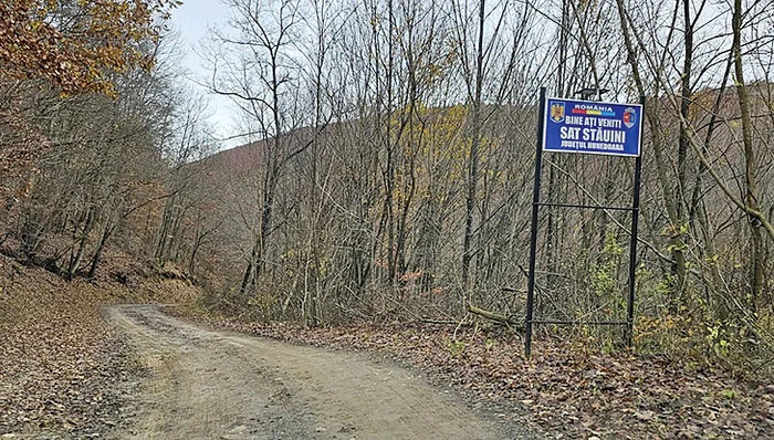 Aici e intrarea  în cătunul pierdut  printre munţi. Foto: adevarul.ro