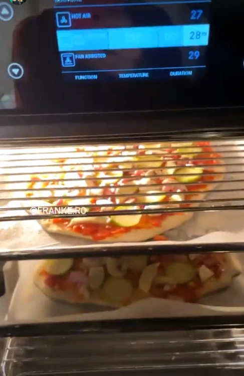 Adela Popescu a gătit pizza în noua bucătărie