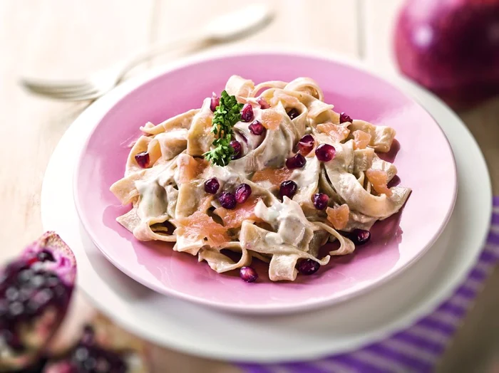 tagliatelle cu somon si rodii jpeg