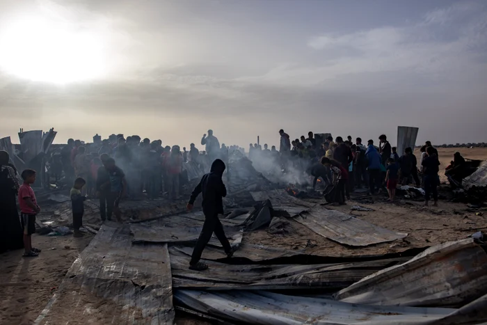 Urmările unui bombardament israelian asupra unei tabere din Rafah FOTO EPA-EFE