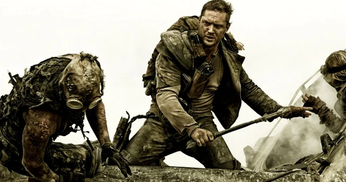 Personajul
Max Rockatansky, interpretat de Tom Hardy, o va întâlni pe
împărăteasa Furiosa, interpretată de Charlize Theron, care fuge
de o bandă aflată pe urmele ei FOTO cinemagia.ro