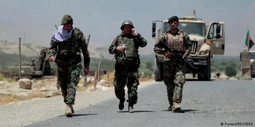 Soldaţi afgani la punctul de control din Laghman
