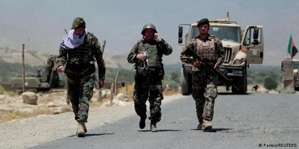 Soldaţi afgani la punctul de control din Laghman