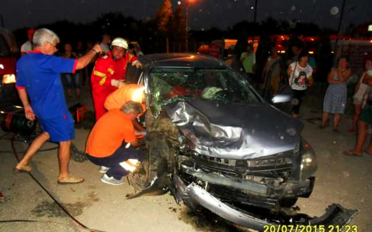 La locul accidentului au intervenit ambulante si un echipaj SMURD  (FOTO: gazetapublica.ro)