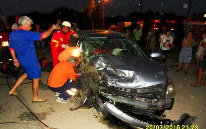 La locul accidentului au intervenit ambulante si un echipaj SMURD  (FOTO: gazetapublica.ro)