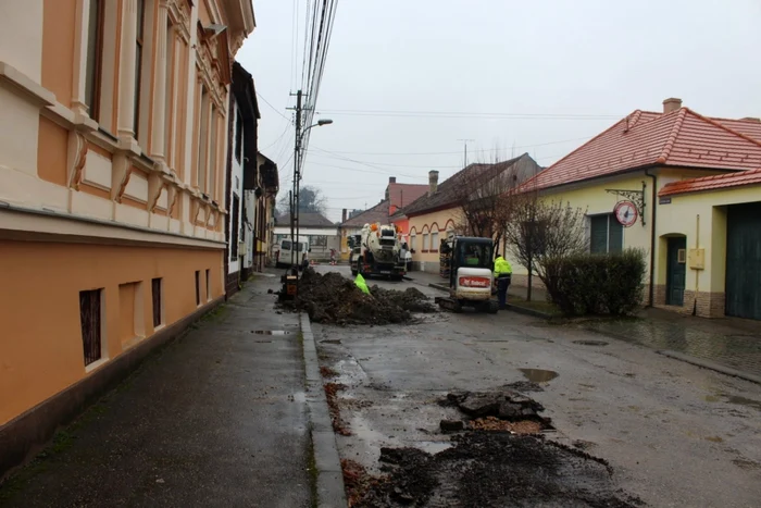 mormant medieval sub o strada din orastie foto mihai castaian