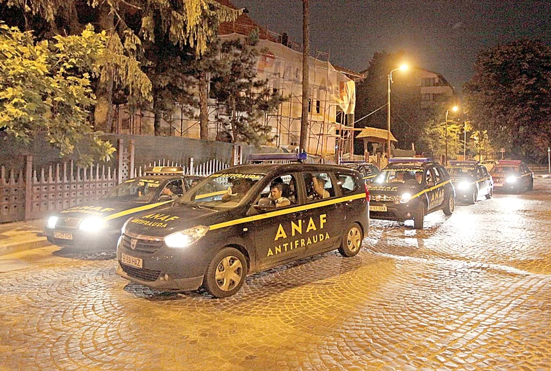 Un cârd de maşini, inscripţionate ANAF, a intrat în Centrul Istoric, pe la BNR, la ora 00.30