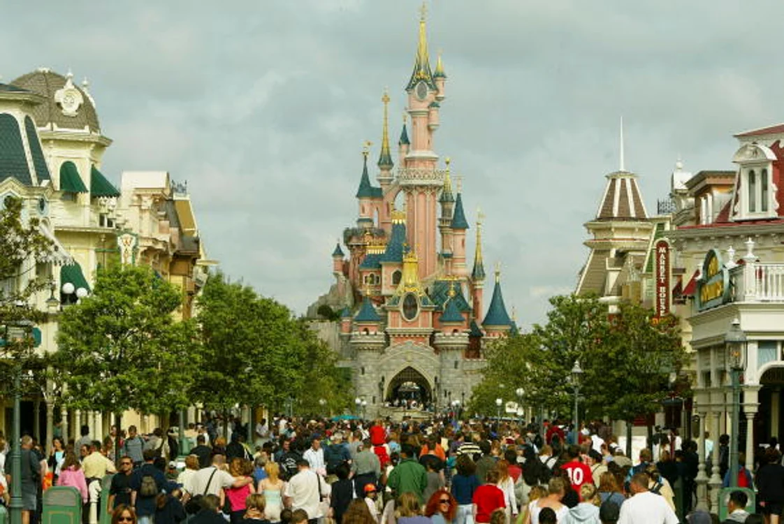 
    Parcul de distracții Disneyland din Paris a fost evacuat după ce a fost emisă o alertă cu bombăFoto Getty  