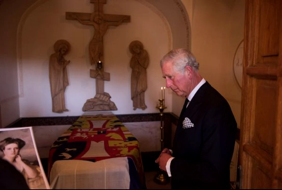 Prințul Charles, de vorbă cu preoții bisericii Sfânta MagdalenaFoto: Twitter/Clarence House