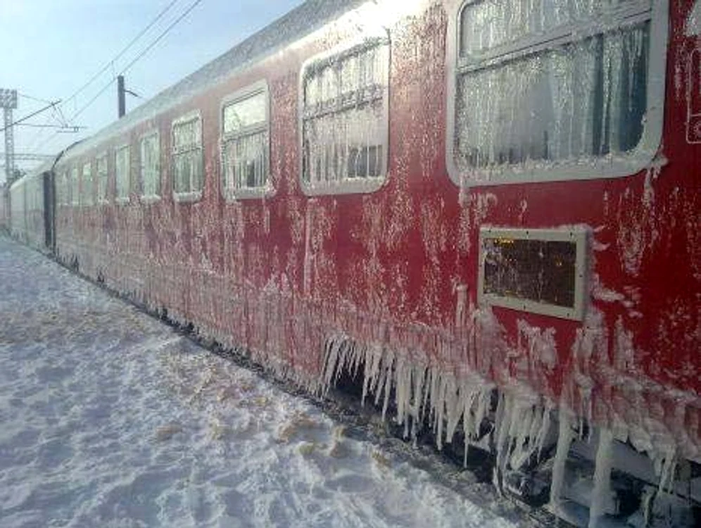 
    Poiana Braşov: Schiorii au stat la cozi interminabile ca să urce în vârful pârtiilor  