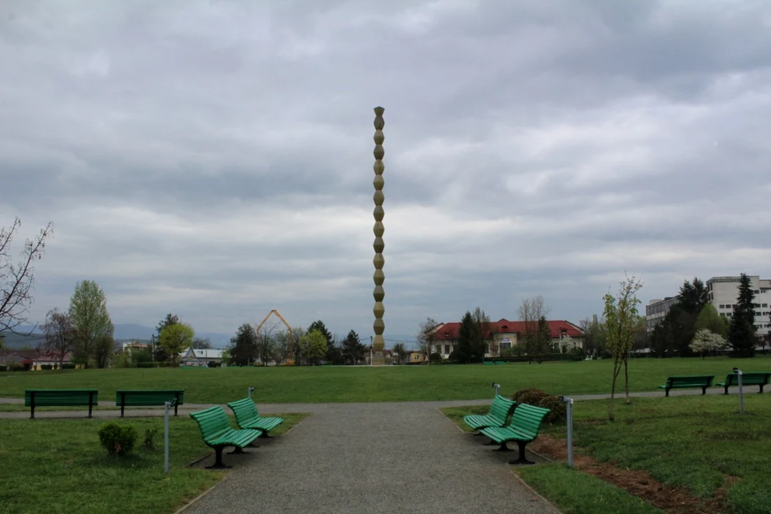 Coloana „fără Sfârșit“ are mai multe module înnegrite și trebuie restaurată Foto: Arhivă 