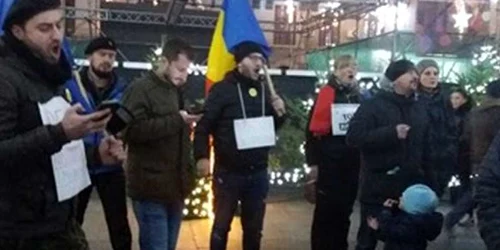 Aproximativ 200 de craioveni protestează în Piaţa Mihai Viteazu