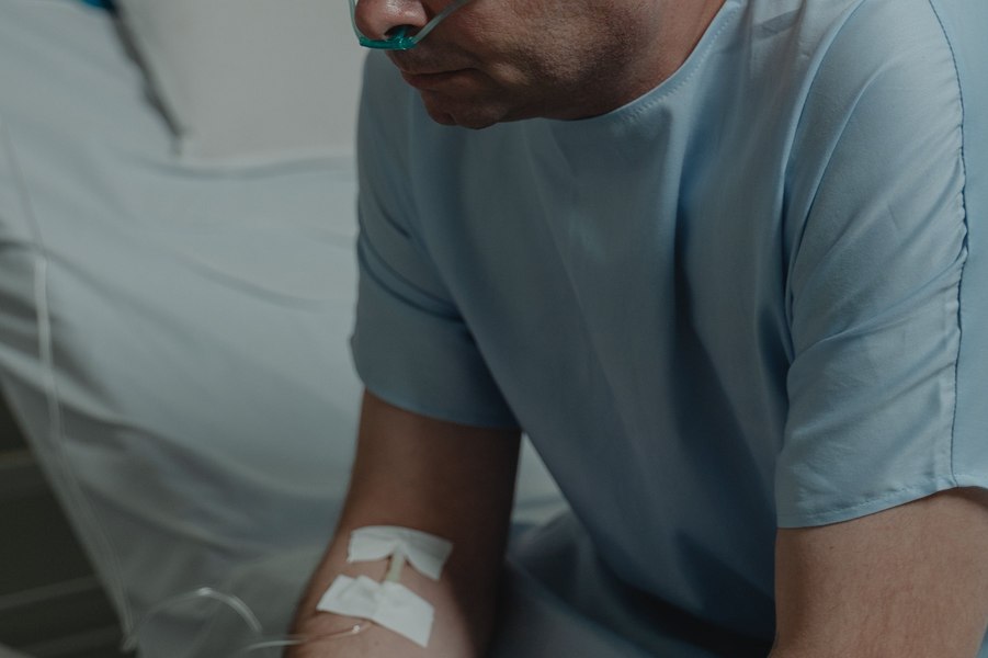 Un pacient cu o formă rară de cancer obține în instanță tratamentul salvator. Costul uriaș al unui singur flacon