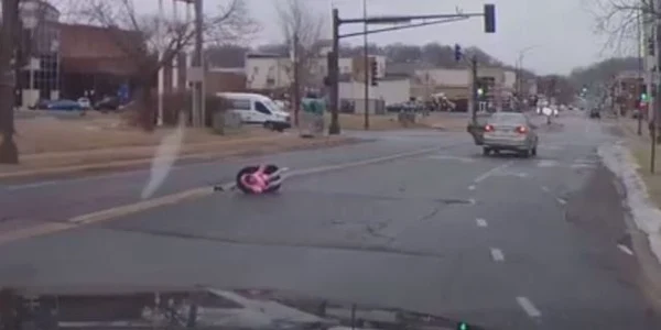 copil cade din masina foto captura video facebook
