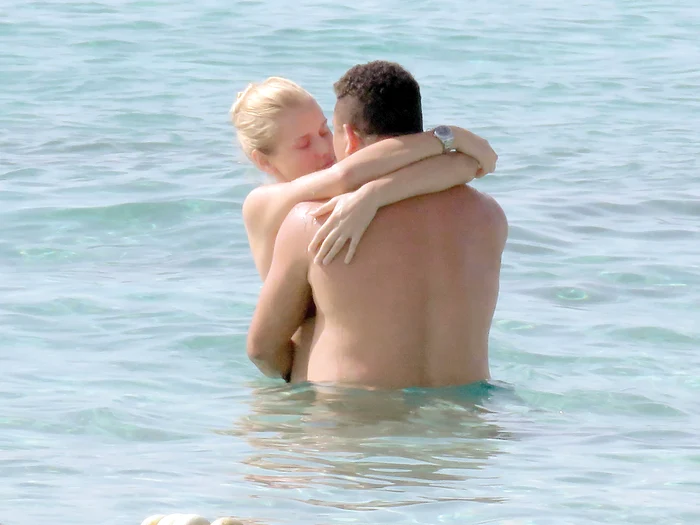 
    Iubirea dintre  brazilian şi iubita  lui ţine din 2014 FOTOGRAFII: Splash   