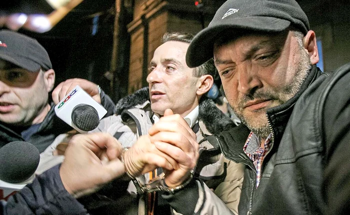 Radu Mazăre în cătuşe. O imagine pe care fostul edil şi-o ştersese din memorie de-a lungul şederii în paradisul din Oceanul Indianfoto: Inquam Photos