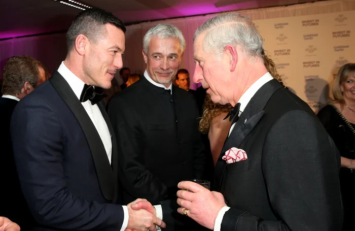 Luke Evans și regele Charles al III-lea 