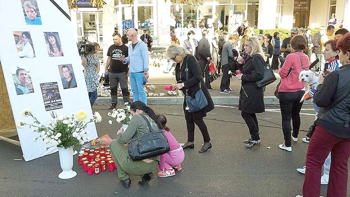 Oamenii au aprins lumânări în memoria celor cinci morți
