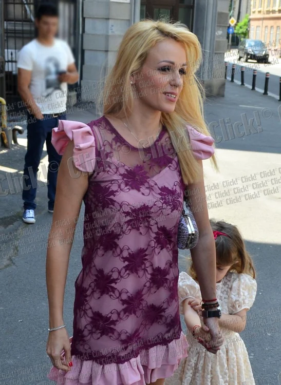 
    Catrinel Sandu şi fiica ei, Sara. (Foto: Alex Muscaliu)  