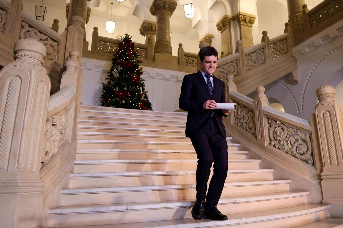 Nicușor Dan, pe scările Primăriei Capitalei